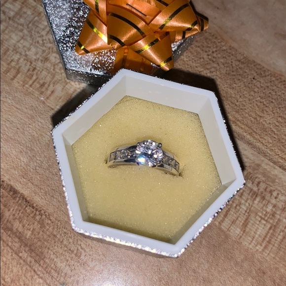 Diamond ring - Picture 2 of 2